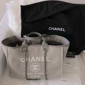 Chanel Deauville ♥️
Like New
Color: Gray
Size: Large